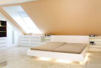 Schwebende Möbel Mansardenzimmer